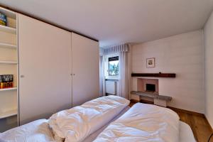 MadulainにあるChesa Dmuretta - Madulainのベッドルーム(ベッド1台、暖炉付)