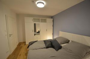 1 dormitorio con 1 cama y armario blanco en Bergnest Bad Bayersoien, en Bad Bayersoien