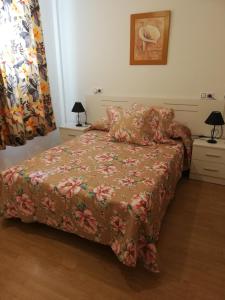 Ένα ή περισσότερα κρεβάτια σε δωμάτιο στο APARTAMENTO en PRIMERA LÍNEA DE VERA PLAYA NATURISTA! +28 φωτογραφίες