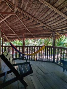 En balkong eller terrass på Bungalow In The Jungle -Ecolodge HUITOTO