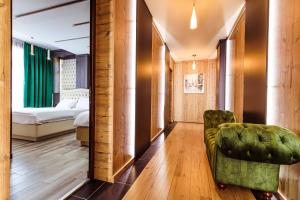 L’INVIDIA في نوفاسي-سترايني: غرفه فندقيه بسرير وكرسي اخضر