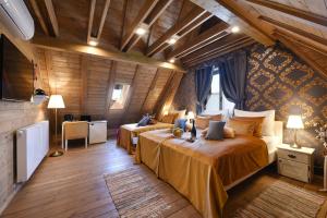 A bed or beds in a room at Ethno Houses Plitvice Lakes Hotel Még 37 kép