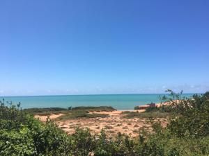 una vista del océano desde la cima de una colina en Pipa Paradise Top 1, en Pipa