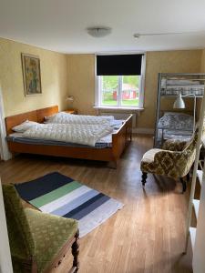 Postel nebo postele na pokoji v ubytování Ingebo Hagar bondgårdsboende