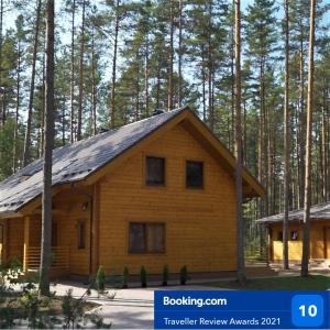 eine Blockhütte im Wald mit Bäumen in der Unterkunft SPLIFE in Kuru