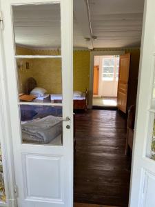 Postel nebo postele na pokoji v ubytování Ingebo Hagar bondgårdsboende