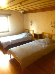 Malvières的住宿－Gite de Folgoux，一间卧室设有两张床和窗户。