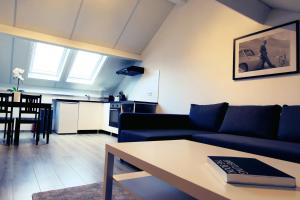 een woonkamer met een bank en een tafel bij One bedroom appartement with city view and wifi at Waterloo in Waterloo