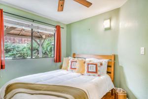 1 dormitorio con cama y ventana en Kona Paradise, en Kailua-Kona