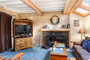 TV a/nebo společenská místnost v ubytování Ranch Cabin #38