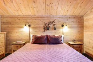 Postel nebo postele na pokoji v ubytování Ranch Cabin #38