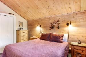 Postel nebo postele na pokoji v ubytování Ranch Cabin #38