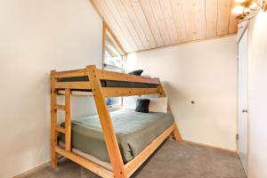 Postel nebo postele na pokoji v ubytování Ranch Cabin #38