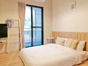 A bed or beds in a room at See U Tainan Apartment