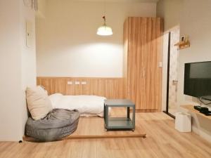 A television and/or entertainment centre at See U Tainan Apartment