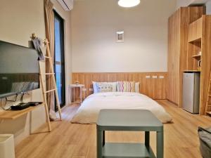 A television and/or entertainment centre at See U Tainan Apartment