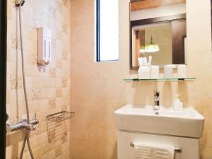 A bathroom at See U Tainan Apartment