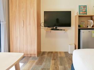 A kitchen or kitchenette at See U Tainan Apartment