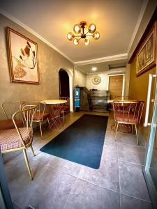 un soggiorno con sedie, tavolo e tappeto di Galata Hill Hotel a Istanbul