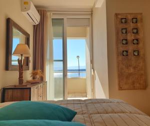 Кровать или кровати в номере Boho Beach House in Itea-Delphi
