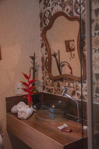 W łazience znajduje się umywalka i lustro. w obiekcie Loft Caeté w mieście Araruama