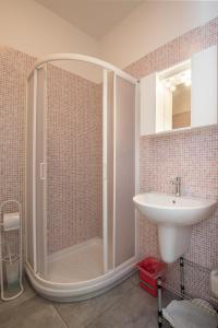 y baño con ducha y lavamanos. en Casa Vacanze Il Campo, en Siena