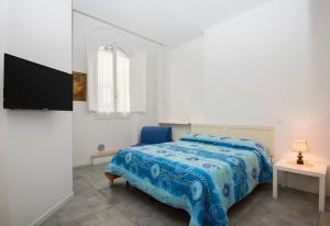 sypialnia z łóżkiem i telewizorem na ścianie w obiekcie Casa Vacanze Il Campo w Sienie