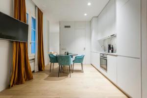 a kitchen with a table and chairs in a room at Hauzify I Apartamento Salamanca in Madrid