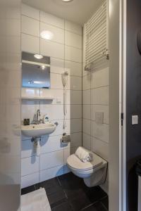 La salle de bains est pourvue de toilettes et d'un lavabo. dans l'établissement UtrechtCityApartments – Weerdsingel, à Utrecht