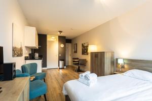 una camera d'albergo con letto e cucina di UtrechtCityApartments – Weerdsingel a Utrecht