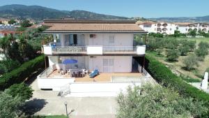 eine Luftansicht eines Hauses mit Balkon in der Unterkunft Villa Tigani in Soverato Marina