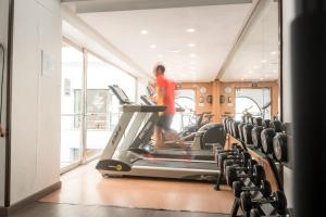 a man on a treadmill in a gym at Botel Alcudiamar in Port d'Alcudia