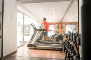 un homme sur un tapis de course dans une salle de sport dans l'établissement Botel Alcudiamar, à Port d'Alcúdia