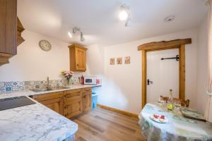 Kitchen o kitchenette sa Wesley House Holidays - Choice of 2 Quirky Cottages in 4 private acres