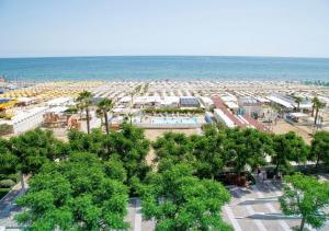 una playa con muchas sombrillas y el océano en Hotel Mon Cheri, en Riccione