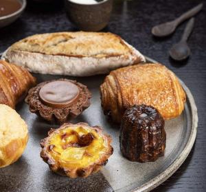 un montón de diferentes tipos de pasteles en una mesa en MAISON RONAN KERVARREC - Rennes - Saint-Grégoire, en Saint-Grégoire