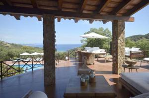 een patio met uitzicht op de oceaan bij Casa Dadumbo in Begur