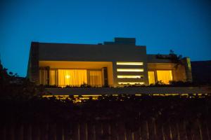 波爾的住宿－Villa Bol Waterfront - Contemporary 6 Bedroom Villa - Private Pool - Ocean Front - AC，一座建筑,在晚上有灯