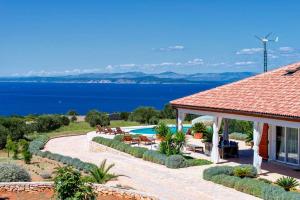 Výhled na bazén z ubytování Villa Lambik - 7 Bedroom villa with magnificent views of the sea and distant Islands nebo okolí