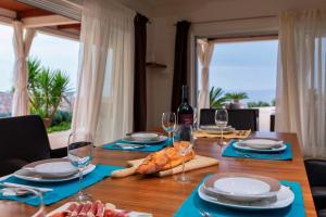 Restaurace v ubytování Villa Lambik - 7 Bedroom villa with magnificent views of the sea and distant Islands