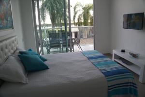 a bedroom with a bed with a view of a patio at Morros Epic 222 in Cartagena de Indias