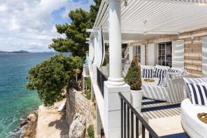 杜布羅夫尼克的住宿－Villa Dubrovnik Palazio A Stunning 4 Bedroom Villa On the Waters Edge，带阳台的海景度假屋