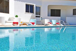 - une piscine avec des chaises longues dans l'établissement Apartment Capri by Algarve Vacation, à Albufeira