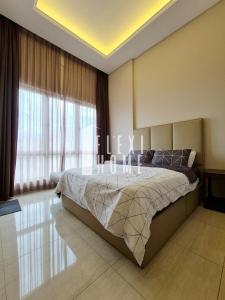 een slaapkamer met een bed en een groot raam bij Dorsett Residences, Sri Hartamas-KL, Hotel Theme Studio Homes by Flexihome-MY in Kuala Lumpur