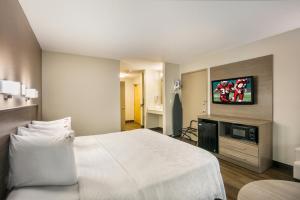 Säng eller sängar i ett rum på Red Roof Inn PLUS+ Boston - Logan