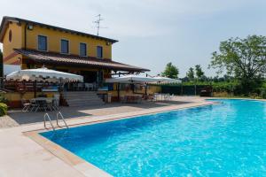 Bazén v ubytovaní Agriturismo dei Grippi alebo v jeho blízkosti