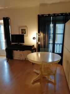 a living room with a table and a piano at Evora Inn in Évora