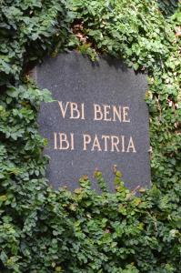 Maison d'hôtes - Les Tillets في Bois-Sainte-Marie: a sign that reads vbi bene ipici patricia