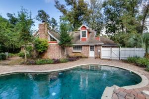 une maison avec une piscine devant une maison dans l'établissement English Cottage Pool Home Florida Style, à Orange Park
