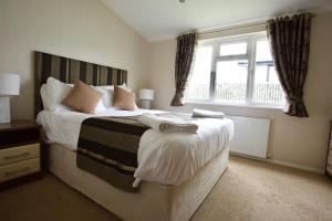 Beautiful 2-Bed lodge with hot tub and saunain Ely